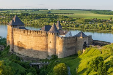Khotyn Kalesi, batı Ukrayna 'nın Chernivtsi Oblastı, Khotyn' deki Dinyester Nehri 'nin sağ kıyısında yer alan bir takviye tesisidir..