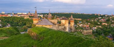 Kamianets-Podilskyi, Ukrayna 'nın batısında bir şehirdir. Kamianets-Podilskyi Kalesi 'nin birçok orijinal kulenin bulunduğu ortaçağ kalesi olarak bilinir.. 