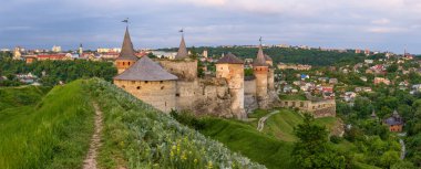 Kamianets-Podilskyi, Ukrayna 'nın batısında bir şehirdir. Kamianets-Podilskyi Kalesi 'nin birçok orijinal kulenin bulunduğu ortaçağ kalesi olarak bilinir.. 