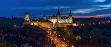 Kamianets-Podilskyi, Ukrayna 'nın batısında bir şehirdir. Kamianets-Podilskyi Kalesi 'nin birçok orijinal kulenin bulunduğu ortaçağ kalesi olarak bilinir.. 