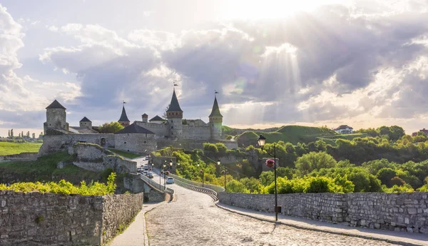 カミネツ ポディルスキー Kamianets Podilskyi ウクライナ西部の都市 保存状態の良い旧市街といくつかのオリジナルの塔を備えた中世の要塞であるカミネツ ポディルスキー城で知られています — ストック写真