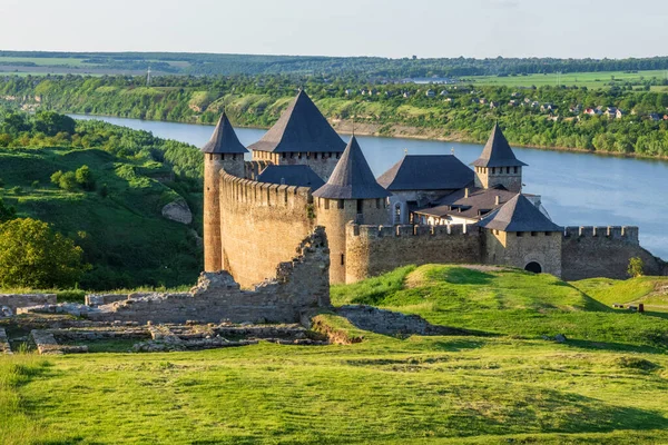 Khotyn Kalesi, batı Ukrayna 'nın Chernivtsi Oblastı, Khotyn' deki Dinyester Nehri 'nin sağ kıyısında yer alan bir takviye tesisidir..