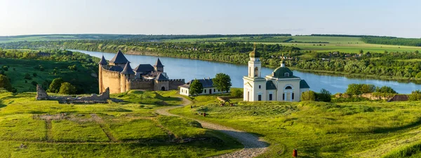 Khotyn要塞は ウクライナ西部のチェルニフツィ州KhotynにあるDniester川の右岸に位置する要塞複合体です — ストック写真