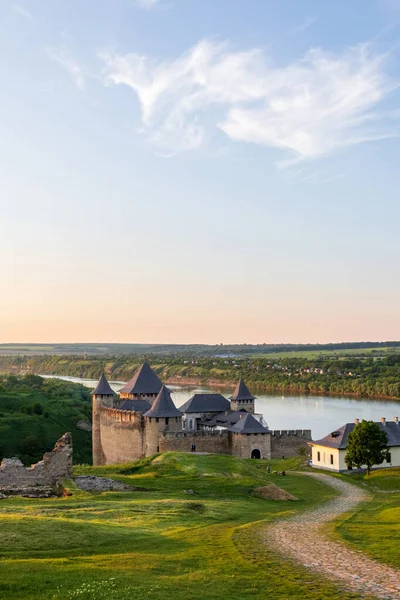 Khotyn要塞は ウクライナ西部のチェルニフツィ州KhotynにあるDniester川の右岸に位置する要塞複合体です — ストック写真