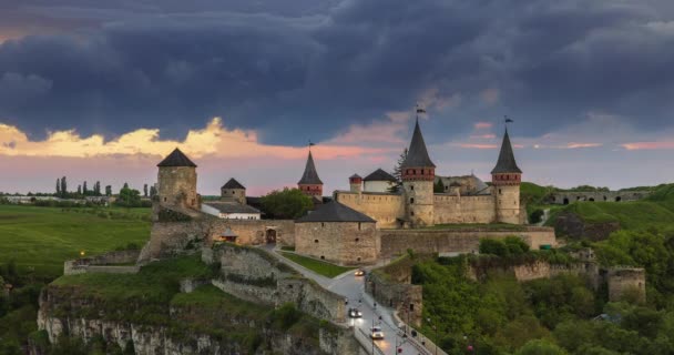 Time Lapse Vista Nocturna Del Casco Antiguo Iluminado Castillo Kamianets — Vídeos de Stock