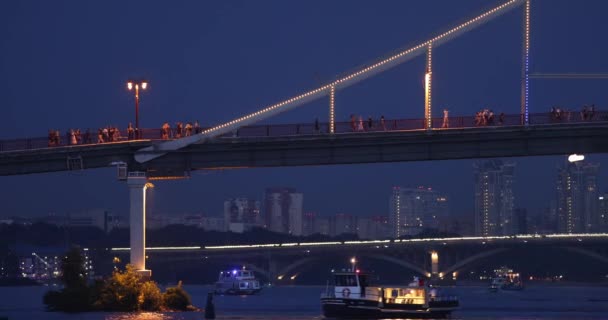 Los Barcos Bajo Puente Peatonal Con Por Noche Ciudad Kiev — Vídeo de stock