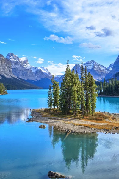 Geest eiland in Maligne Lake — Stockfoto