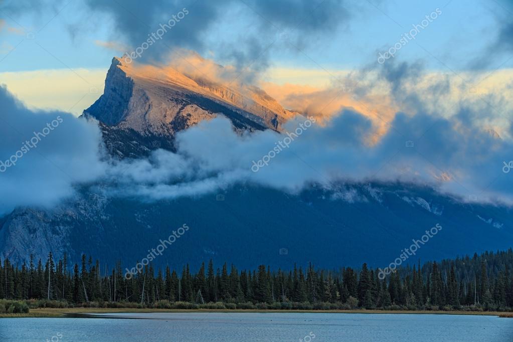 Vermillion Lake and Mount Rundle — Stock Photo