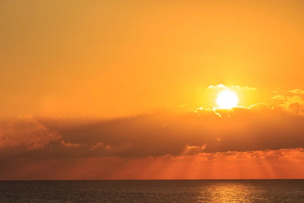 Lever de soleil à la mer — Photo