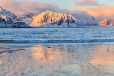 Lofoten plajlar güneş doğarken