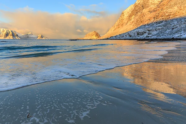 Salida del sol en las playas de Lofoten — Foto de Stock