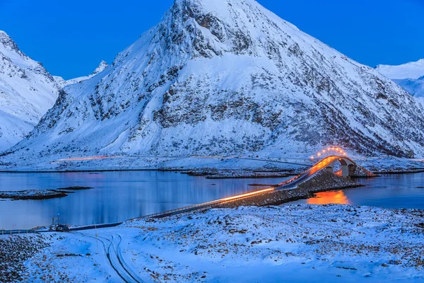 ロフォーテン諸島、ノルウェーで夜の橋 — ストック写真