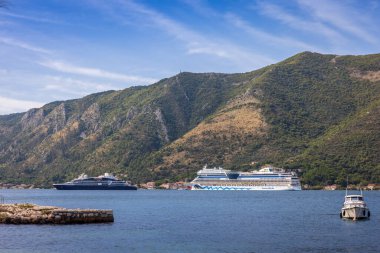 Kotor, Karadağ - 17 Eylül 2025: Ccruise gemisi AIDAblu, açık mavi bir gökyüzü altında Karadağ 'ın Kotor Körfezi manzarasına demir attı.