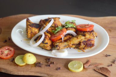 Ev yapımı kurutulmuş tavuk. Soğan ve domatesle servis edilen lezzetli atıştırmalıklar..