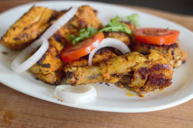 Ev yapımı kurutulmuş tavuk. Soğan ve domatesle servis edilen lezzetli atıştırmalıklar..