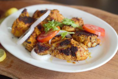 Ev yapımı kurutulmuş tavuk. Soğan ve domatesle servis edilen lezzetli atıştırmalıklar..