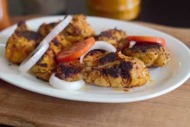 Ev yapımı kurutulmuş tavuk. Soğan ve domatesle servis edilen lezzetli atıştırmalıklar..