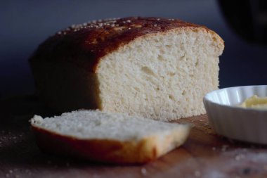 Kahvaltıda pişirilmiş beyaz ekmek..