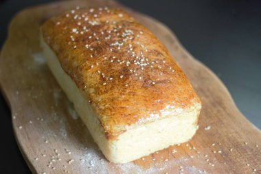 Kahvaltıda pişirilmiş beyaz ekmek..