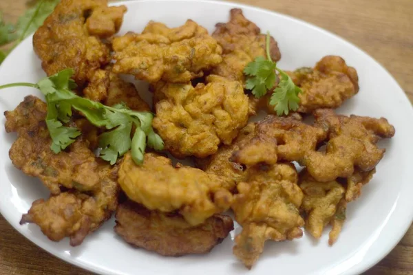 Hızlı ve lezzetli bir aperatif olarak ev yapımı maggi böreği.