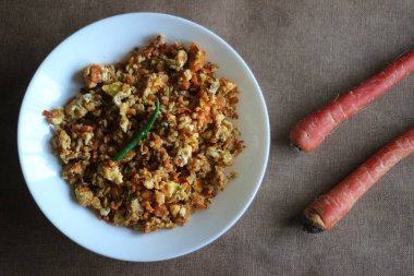 Çırpılmış havuçlu yumurta, ekmekle servis edilmesi kolay bir kahvaltı.