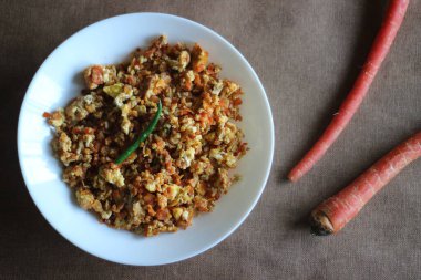 Çırpılmış havuçlu yumurta, ekmekle servis edilmesi kolay bir kahvaltı.