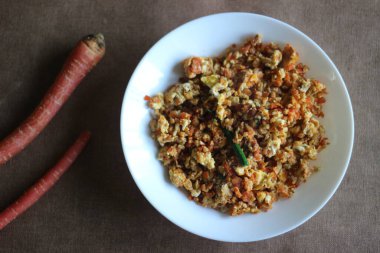 Çırpılmış havuçlu yumurta, ekmekle servis edilmesi kolay bir kahvaltı.