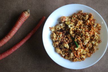 Çırpılmış havuçlu yumurta, ekmekle servis edilmesi kolay bir kahvaltı.