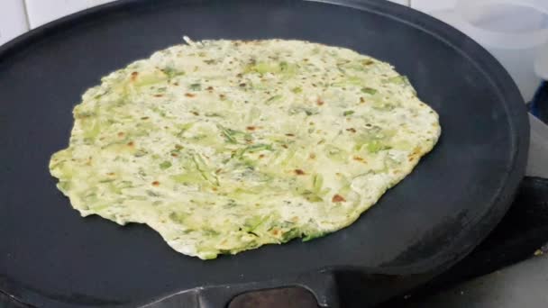 Paratha made of whole wheat flourmixed with Fenugreek leaves — Stock Video