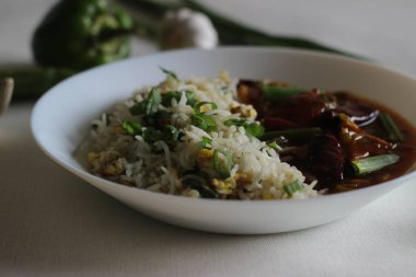 Yumurtalı pilav ve biberli sarımsaklı tavuk sosu, evde Hint-Çin usulü hazırlandı.