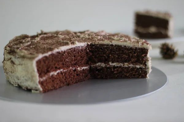 Частично Нарезанный Шоколадный Торт Ванильной Глазурью Сделанный Качестве Праздничного Торта — стоковое фото