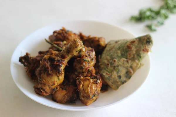 ホームメティパラタ フェヌグリークの葉と混合ホール小麦粉で作られたインドのフラットパンの一種で提供される乾燥鶏のローストを作った — ストック写真