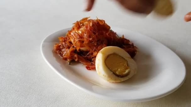 Servir huevo hervido al curry indio — Vídeos de Stock