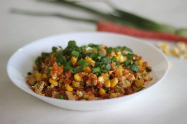 Havuçlu ve nasırlı çırpılmış yumurta. Ekmekli kahvaltı olarak servis edilmesi kolay bir hazırlık.