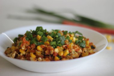 Havuçlu ve nasırlı çırpılmış yumurta. Ekmekli kahvaltı olarak servis edilmesi kolay bir hazırlık.