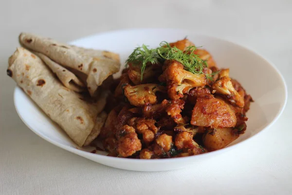 Bloemkool Aardappel Gebakken Met Uien Tomaten Specerijen Serveren Met Plat — Stockfoto