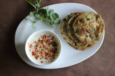 Methi poori adında sağlıklı bir Hint ekmeği. Kepek yapraklarıyla karıştırılmış buğday unundan yapılmış. Hint masalıyla karıştırıldığında tadı güzel oluyor.