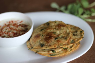 Methi poori adında sağlıklı bir Hint ekmeği. Kepek yapraklarıyla karıştırılmış buğday unundan yapılmış. Hint masalıyla karıştırıldığında tadı güzel oluyor.