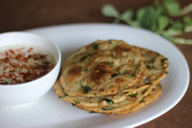 Methi poori adında sağlıklı bir Hint ekmeği. Kepek yapraklarıyla karıştırılmış buğday unundan yapılmış. Hint masalıyla karıştırıldığında tadı güzel oluyor.