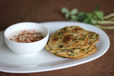 Methi poori adında sağlıklı bir Hint ekmeği. Kepek yapraklarıyla karıştırılmış buğday unundan yapılmış. Hint masalıyla karıştırıldığında tadı güzel oluyor.