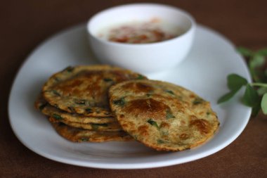 Methi poori adında sağlıklı bir Hint ekmeği. Kepek yapraklarıyla karıştırılmış buğday unundan yapılmış. Hint masalıyla karıştırıldığında tadı güzel oluyor.