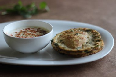 Methi poori adında sağlıklı bir Hint ekmeği. Kepek yapraklarıyla karıştırılmış buğday unundan yapılmış. Hint masalıyla karıştırıldığında tadı güzel oluyor.