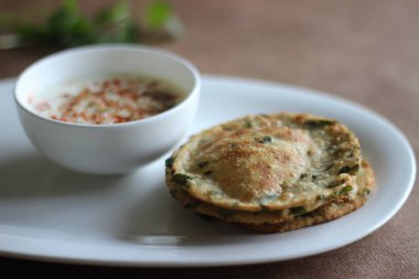 Methi poori adında sağlıklı bir Hint ekmeği. Kepek yapraklarıyla karıştırılmış buğday unundan yapılmış. Hint masalıyla karıştırıldığında tadı güzel oluyor.
