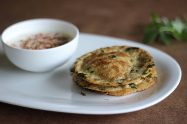 Methi poori adında sağlıklı bir Hint ekmeği. Kepek yapraklarıyla karıştırılmış buğday unundan yapılmış. Hint masalıyla karıştırıldığında tadı güzel oluyor.