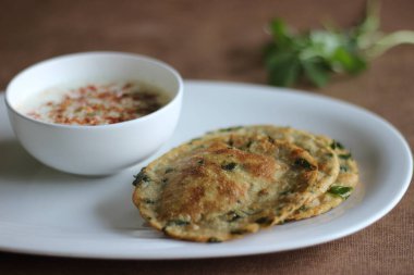 Methi poori adında sağlıklı bir Hint ekmeği. Kepek yapraklarıyla karıştırılmış buğday unundan yapılmış. Hint masalıyla karıştırıldığında tadı güzel oluyor.