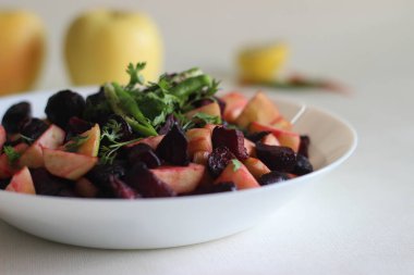 Pancar pancarından yapılmış salata. Zeytin yağı ve tuzla kızartılmış ve yeşil elma küpleriyle karıştırılmış.