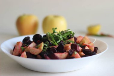 Pancar pancarından yapılmış salata. Zeytin yağı ve tuzla kızartılmış ve yeşil elma küpleriyle karıştırılmış.