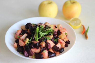 Pancar pancarından yapılmış salata. Zeytin yağı ve tuzla kızartılmış ve yeşil elma küpleriyle karıştırılmış.