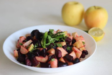 Pancar pancarından yapılmış salata. Zeytin yağı ve tuzla kızartılmış ve yeşil elma küpleriyle karıştırılmış.