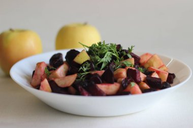 Pancar pancarından yapılmış salata. Zeytin yağı ve tuzla kızartılmış ve yeşil elma küpleriyle karıştırılmış.